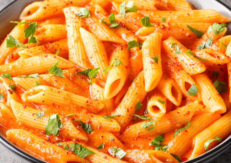 Taste & Trust Ready To Eat Pink Sauce Pasta with creamy tomato sauce and pasta